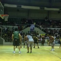 Jhong Hilario invente le lancer franc back flip