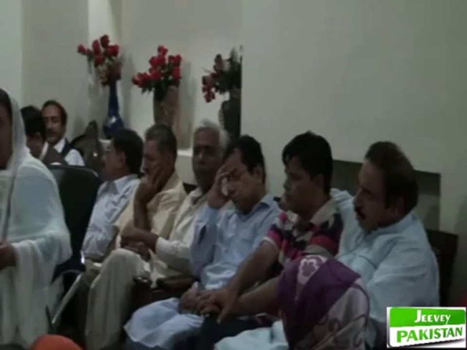 Madam Safia Ishaq welcoming the guests for Defa e Pakistan meeting at her Home.