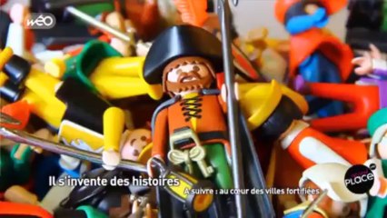 Il s'invente des histoires avec des playmobil