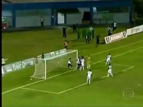 Un soigneur s'improvise gardien au foot! Trop marrant