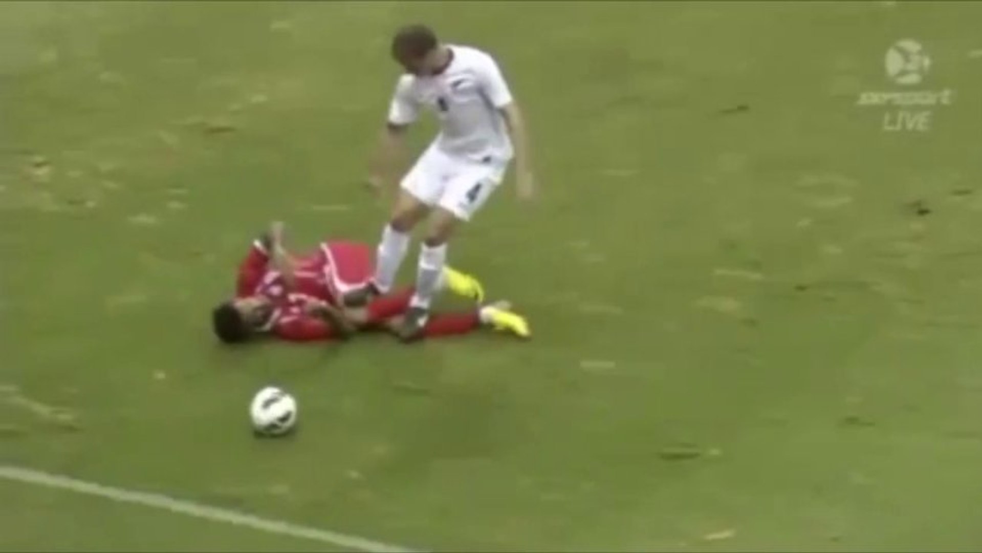 Un essuyage de crampons inexplicable à la Zidane ! - Vidéo Dailymotion