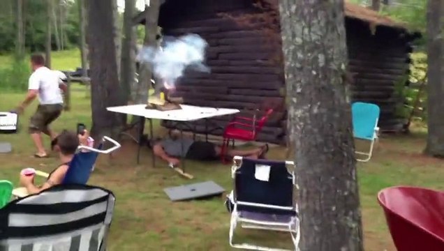 Explosion de feux d'artifice pour réveiller un homme saoul
