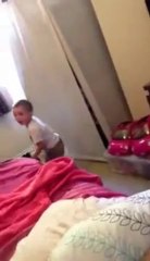 детенце ја пронаоѓа на мама омилената играчка