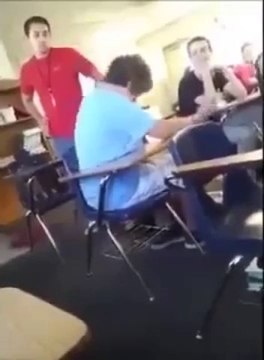 Il frappe un élève au visage avec un bureau