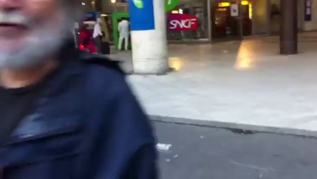 Distribution du Front de gauche pour défendre les retraites au RER B de la Plaine-Saint-Denis