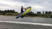 Une bouée gonflable tracté par un jet-ski à pleine vitesse
