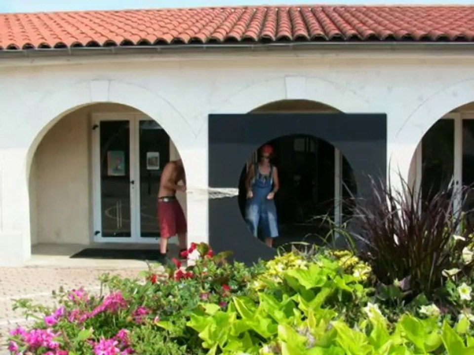 L'installation des expositions pour le festival d'art contemporain de Saint-Florent-sur-Auzonnet, Juillet 2013