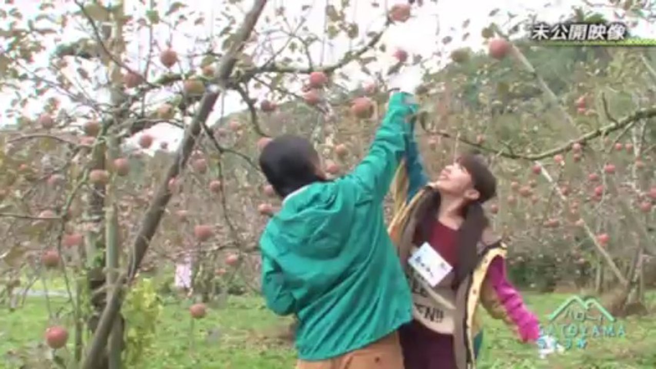 Airi helps Ayumi to get the apple