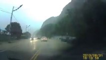 Muita Sorte Vídeo capta momento em que pedra enorme cai enquanto carro pensava em estrada em Taiwan