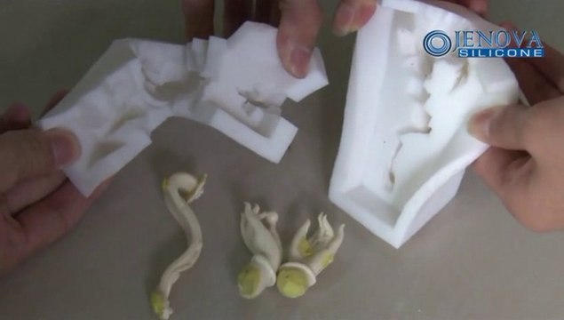 The operation of making Avalokitesvara mold by silicone rubber