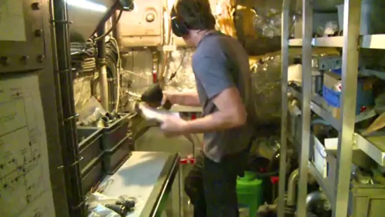 Séquence sourire, le cauchemar du mécano. La nuit dernière Yohann Mucherie, chef mécanicien de Tara a fait un mauvais rêve…© V.Hilaire/francetv nouvelles écritures/Thalassa/Tara Expéditions