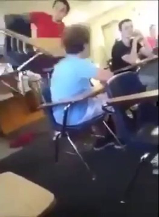 Rends-moi mon soda, sinon... Grosse bagarre au collège!