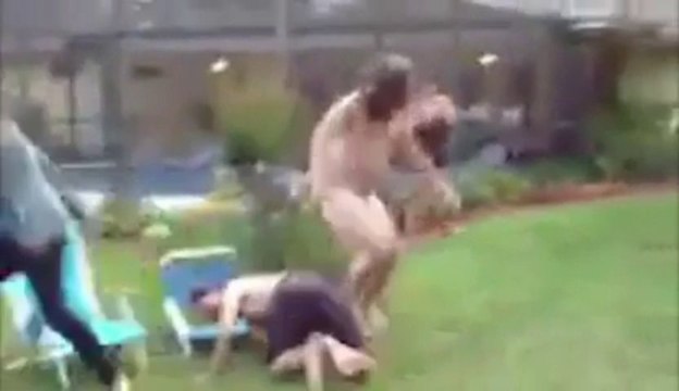 Cracher de l'eau avec ses fesses - crade!!