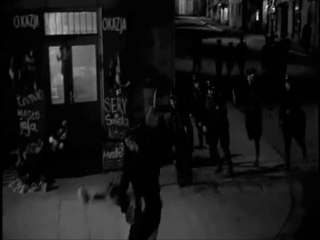 Demonstracja OZN i ONR - scena z filmu ZEZOWATE SZCZĘŚCIE