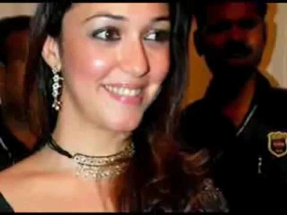 Nauheed Cyrusi in Transparent Saree