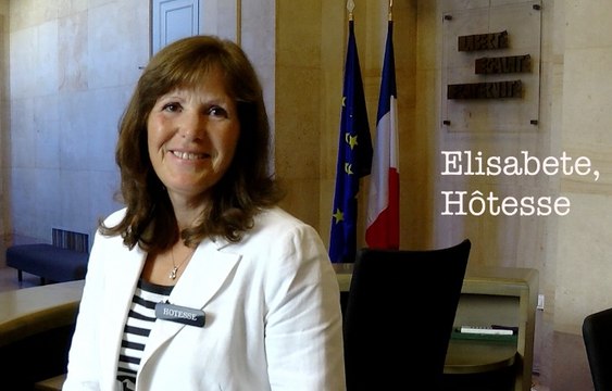 Journées européennes du patrimoine : Elisabete, hôtesse, vous guide à travers les coulisses de l'hôtel de Rochechouart.