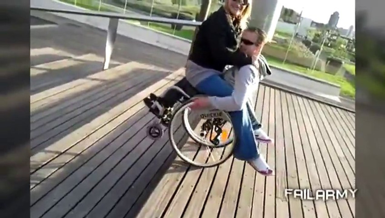 Animaux voleurs, skateur qui se plantent, gros crash de voiture, truc débile d'ado... Un bon gros BEST OF de FAILS!