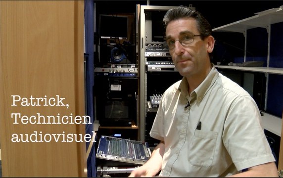 Journées européennes du patrimoine : Patrick, technicien audiovisuel, vous guide à travers les coulisses de l'hôtel de Rochechouart.