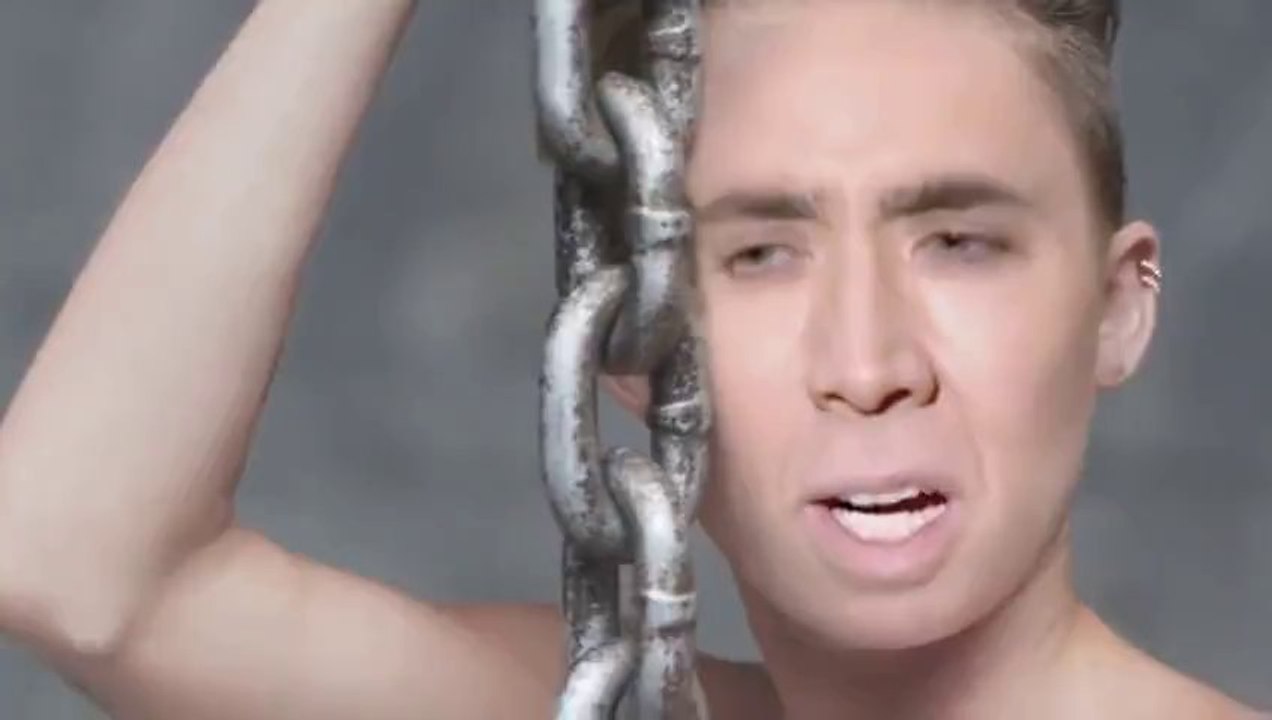 Miley Cyrus - Wrecking Ball avec le visage de Nicolas cage... Bizarre!