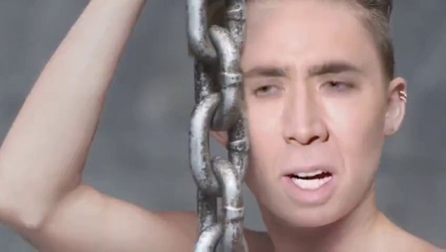 Miley Cyrus - Wrecking Ball avec le visage de Nicolas cage... Bizarre!