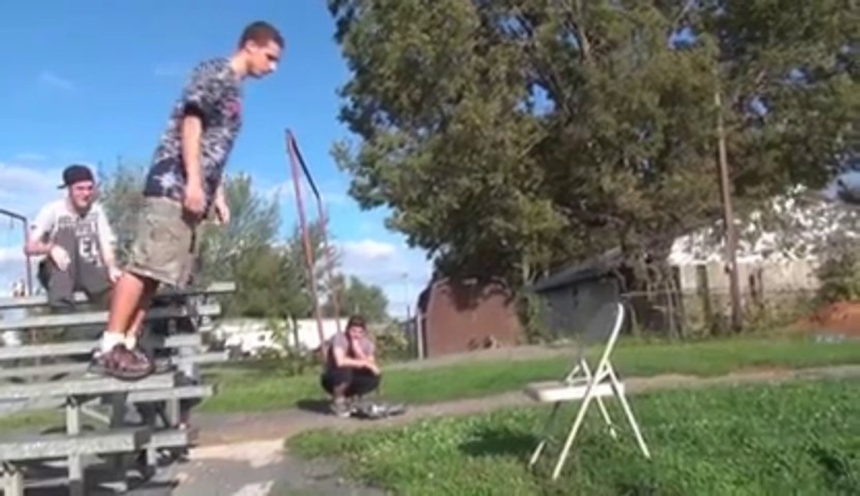 Dumbest guy you've ever seen : face plant on a chair!