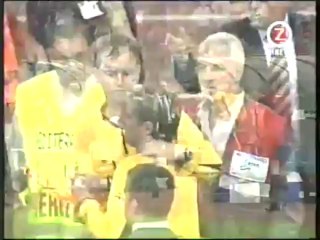 Anders Frisk får penna i huvudet och blöder