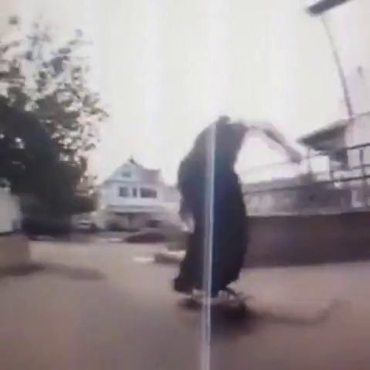 Gros Fail en Skateboard.. Emporté par un camion!!