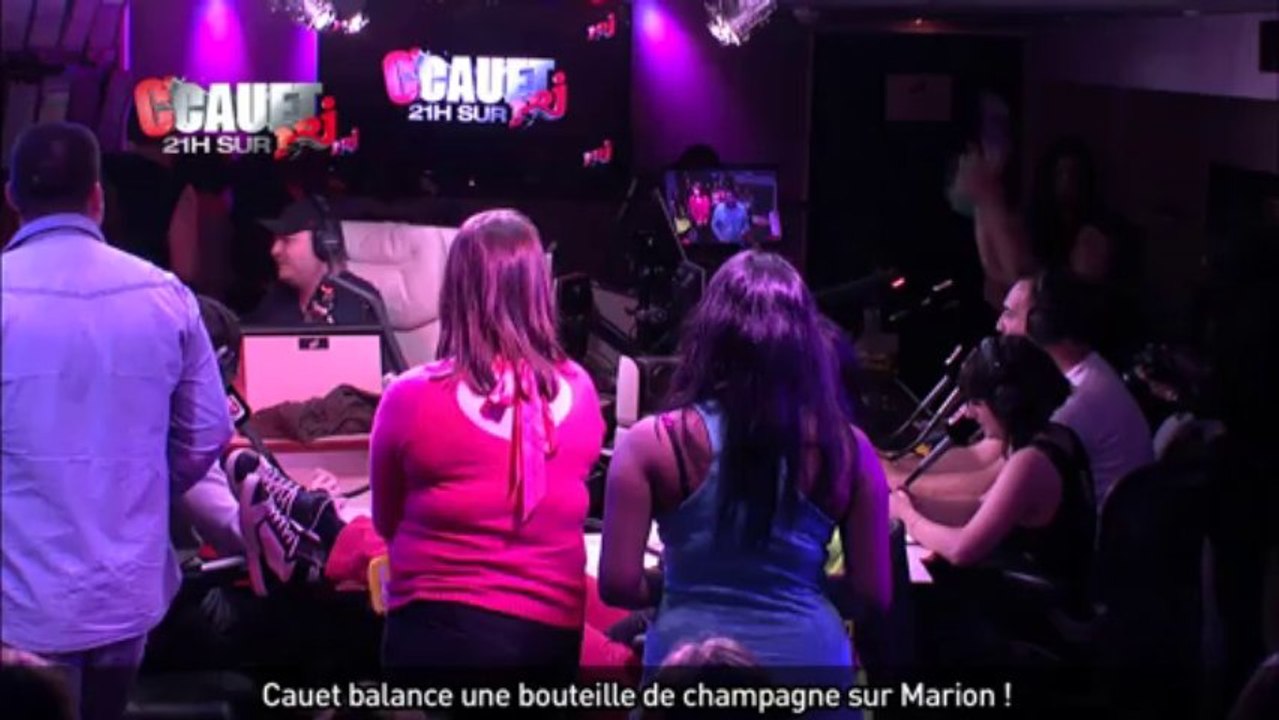 Cauet balance une bouteille de champagne sur Marion ! - C'Cauet sur NRJ