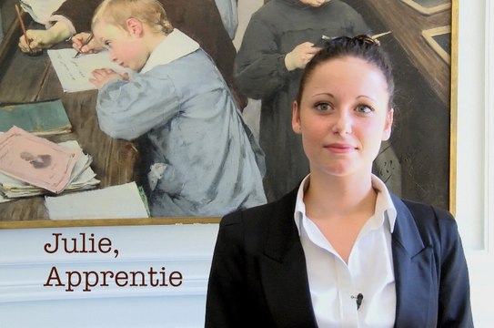 Journées européennes du patrimoine : Julie, apprentie, vous guide à travers les coulisses de l'hôtel de Rochechouart.