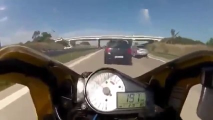 Freinage d'urgence en moto à 240km/h