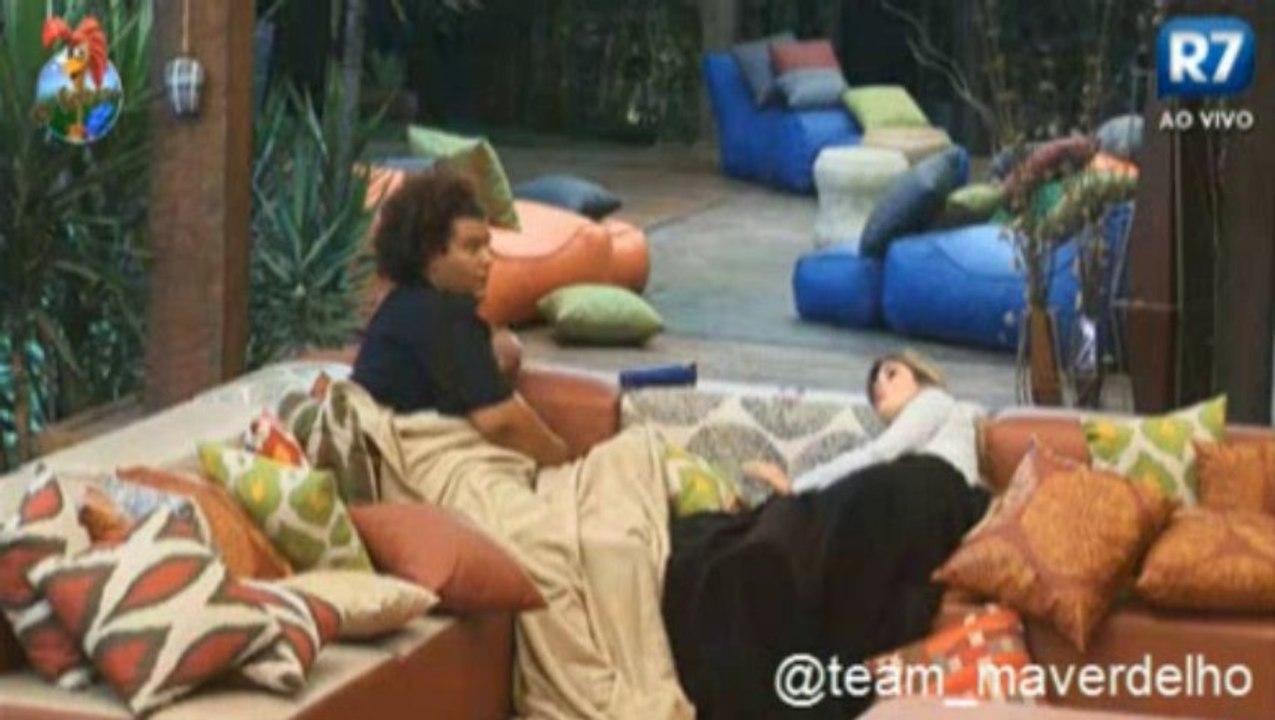Barbara e Gominho conversando na varando de noite, 10/09