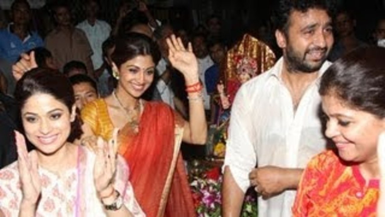 Shilpa Shetty's Ganpati Visarjan 2013 | Shilpa Shetty, Raj Kundra, Shamita Shetty