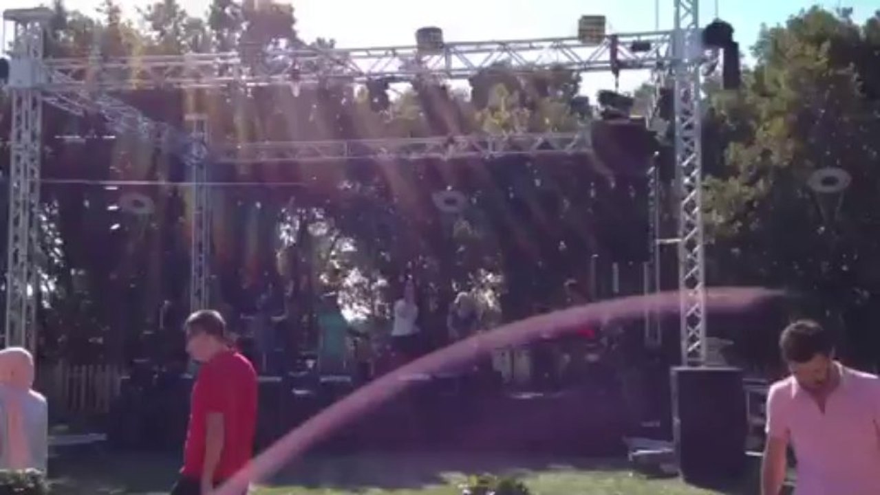 Borusan Holding tarafından düzenlenen Gala yemeği için hazırlıklar tamamlanıyor :) 90-60-90 grubu sahne provasında...