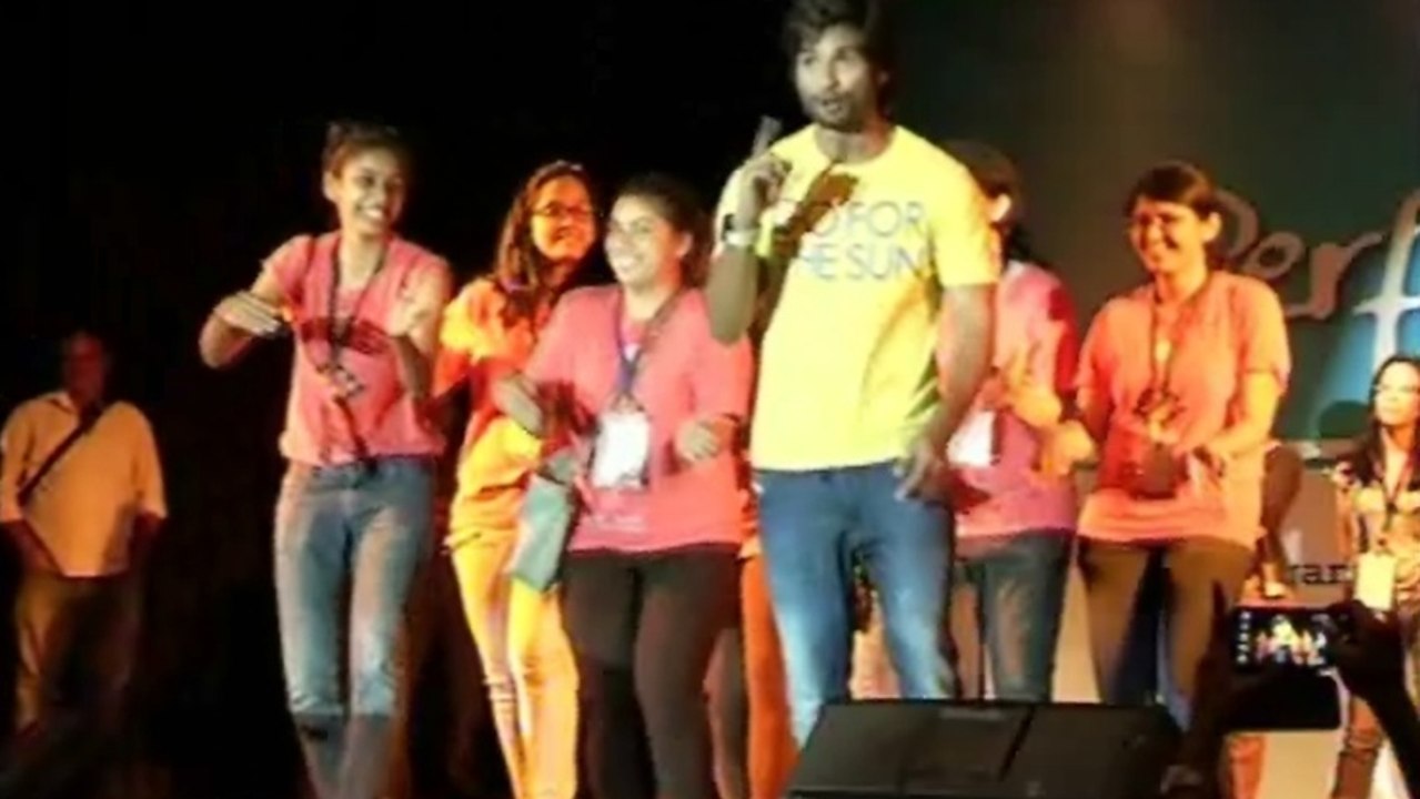 Shahid Kapoor Promotes Phata Poster Nikhla Hero @ Sophia College !