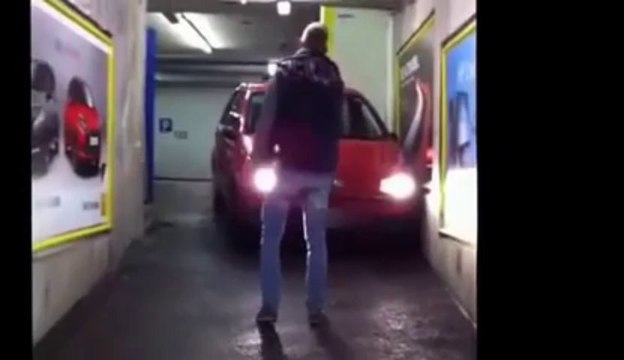 Une voiture coincée dans un parking... Impossible de la sortir, femme au volant??? ahah