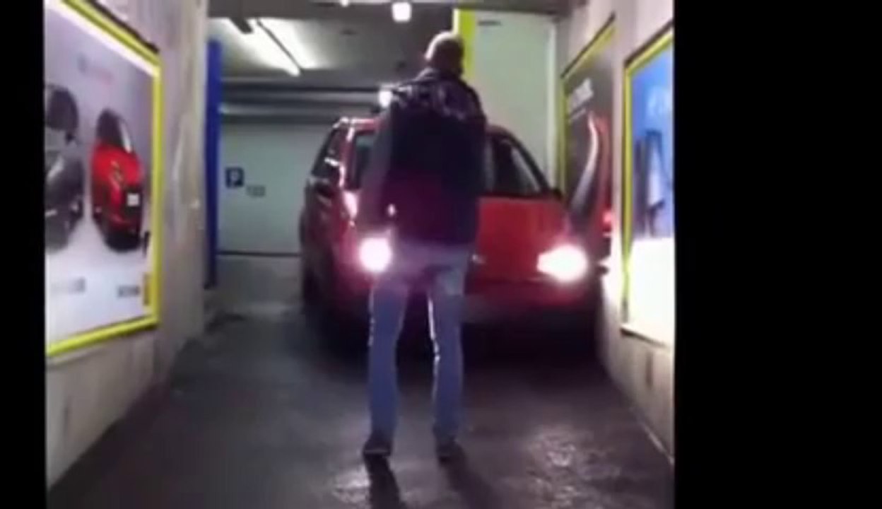 Une voiture coincée dans un parking... Impossible de la sortir, femme au volant??? ahah