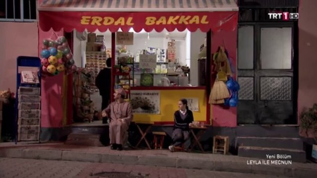 Leyla ile mecnun - erdal bakkal gözlüklü çocuk ve kız arkadaşı