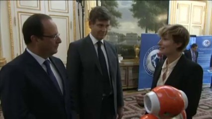 François Hollande rencontre un robot à l'Elysée