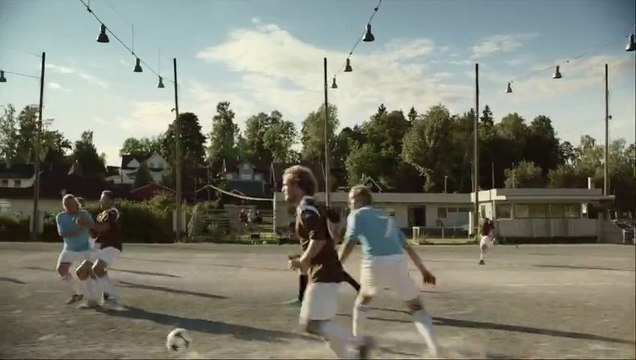 Un footballeur fête un but (Pub Viasat)
