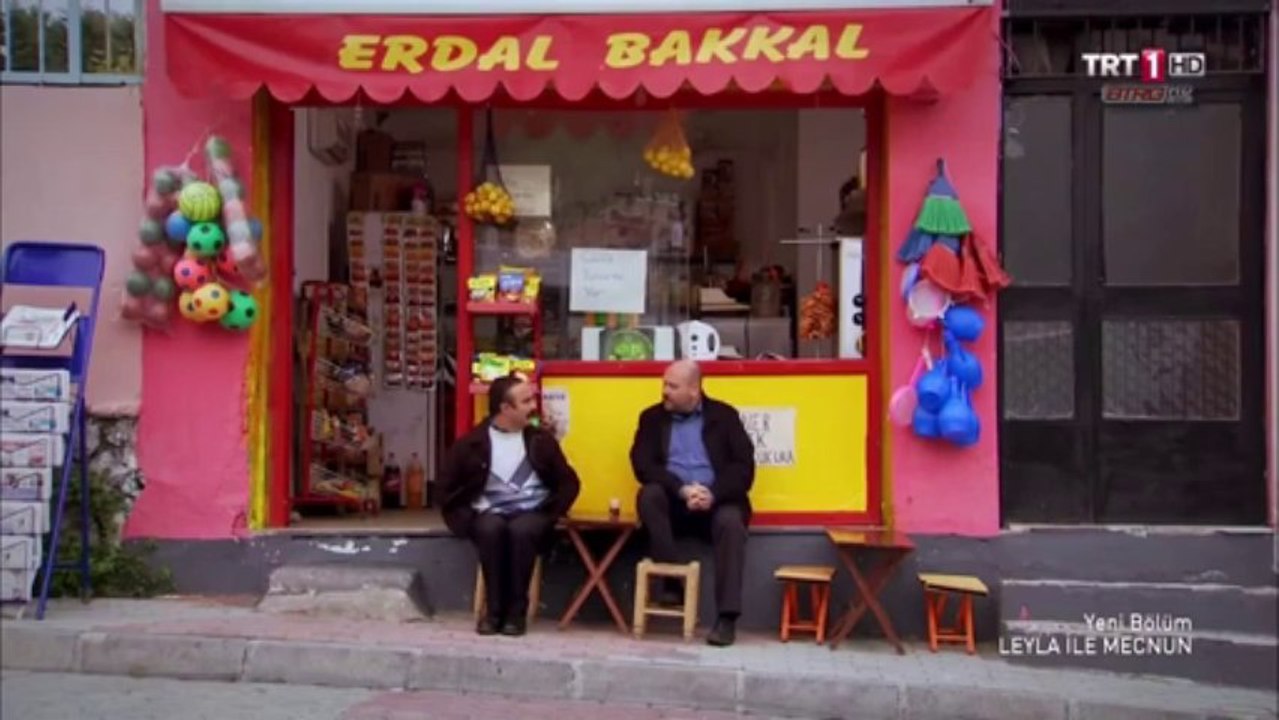 Leyla ile mecnun  iskender abi erdal bakkaldan borç isteyince koşarak kaçıyor