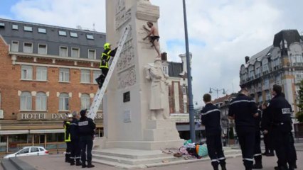 Arras : un homme se déshabille sur le monument aux morts de la place Foch