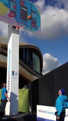 George Eddy s'essaie au panier à 6 mètres