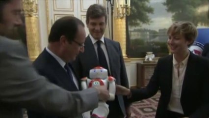 Quand François Hollande rencontre Nao le robot