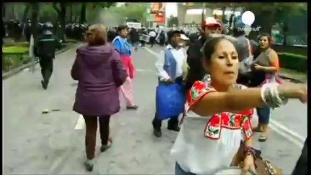 México: 17 policías heridos en enfrentamientos con...