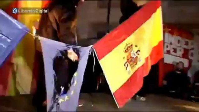 Radicales independentistas queman la bandera de España y la foto del Rey