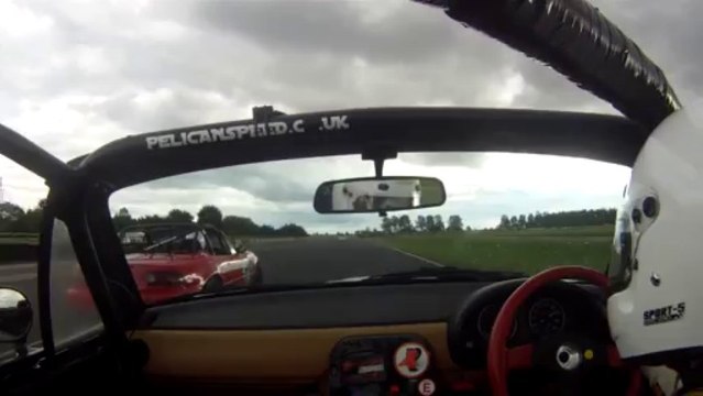 Une Madza se fait expulser dans le mur lors d'une course