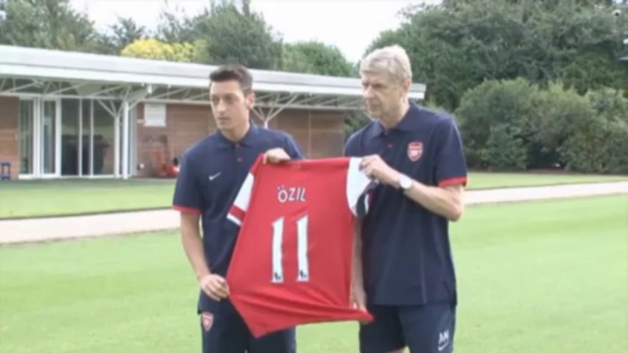 Vertragsunterschrift: Özils Ankunft in London