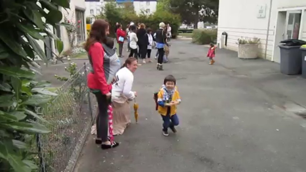 Raphaël sort de l'école - Tours le 12 Sept 2013
