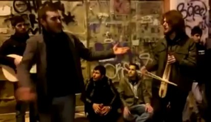 İstiklal Caddesi'nde Kafası Güzel Karadenizli(HARİKA SÖYLÜYOR)