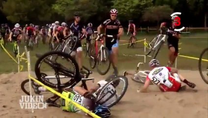 Скачать видео: Top Five de grosse chutes en vélo! Du fail! Du fail!!!!